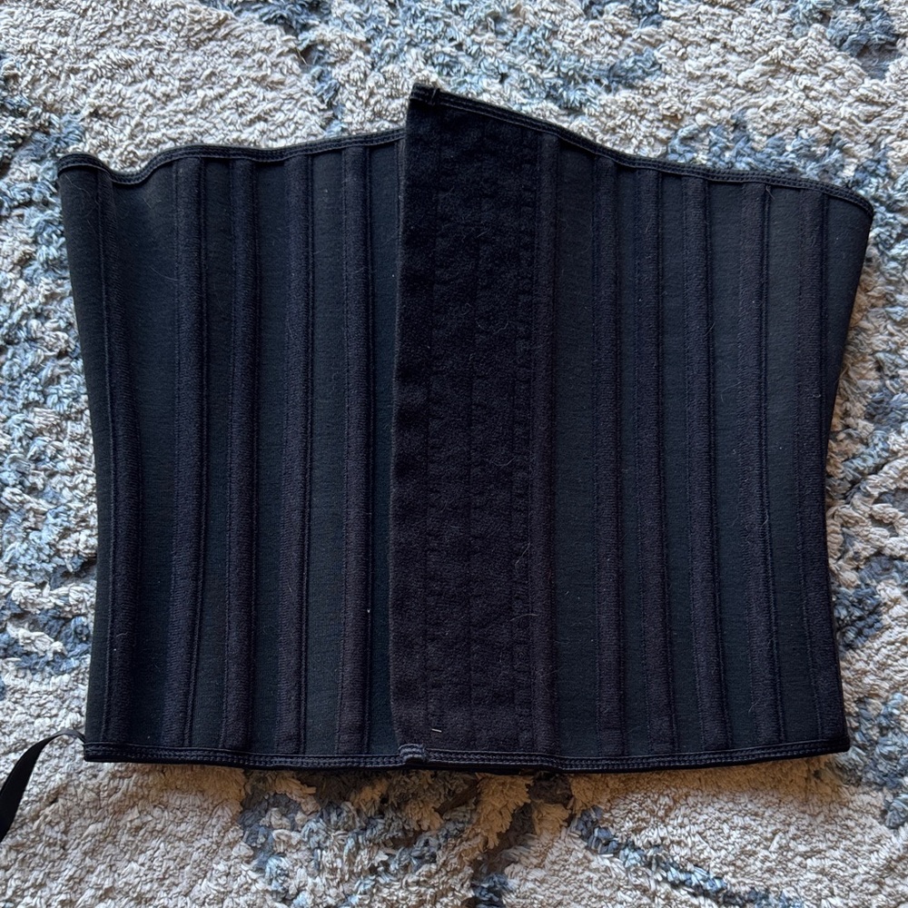 Latex Waist Trainer Faja – Size Medium – Hook & Eye Closure - Picture 1 of 4